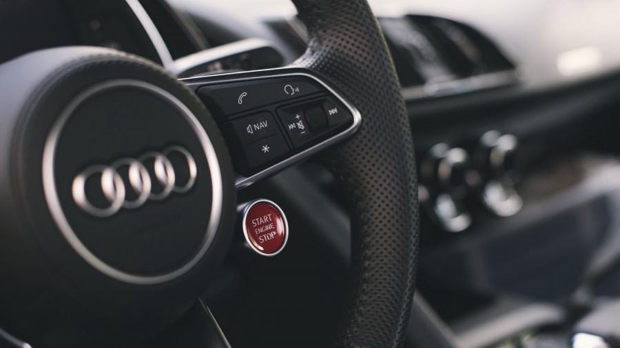 Детали интерьера Audi R8 Spyder V10 2017 года  (NA) (фото 41 из 51)